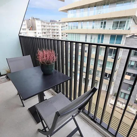 Front In Apartment *